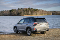 「フォレスター プレミアムS：HEV EX」のリアビュー。安全・安心を絶対的な社訓としつつも、走る楽しさも味わわせてくれるのがいかにもスバルらしいところ。多くのファンが心をつかまれて離れないのも納得である。