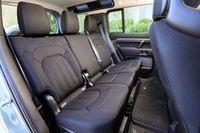 2列目シートはベンチタイプ。ステッチによって抑揚が表現されているが、格納時のフラットさを重視しているため座面、背もたれともに平板なつくりだ。