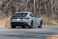 “Fスポーツ”は電子制御式可変ダンパーの「NAVI・AI-AVS」を標準で装備。減衰力の切り替え応答性に優れたリニアソレノイド式になったのが新しい。