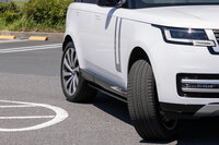 足まわりには、最大で7.3°も後輪を操舵するオールホイールステアも装備。SWBの最小回転直径は、ランドローバー史上最小となる10.95mを実現した。