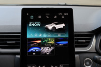 限定車「リミテッド」では、雪道やぬかるみなど滑りやすい路面での走破性を高めるトラクションのコントロール機能「エクステンデッドグリップ」を標準で搭載。他のモデルにはない「スノー」と「オールテレイン」の走行モードが追加設定されている。