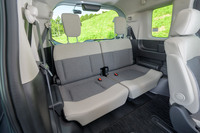 「フリード」の3列目シートは出しっぱなしでの運用を前提としているため、座面の厚みも横幅もたっぷり。6人乗りの場合は2列目のシート間からアクセスできる。