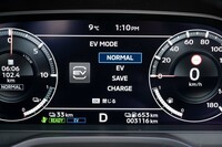 ドライブモードに加えて、プラグインハイブリッドシステムの電力管理モードが「ノーマル」「EV」「セーブ」「チャージ」の4種類ある。