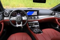 「メタルウィーブ」と名付けられた幾何学模様のトリムがインパネを横断する。全64色からなるアンビエントライトや空調のアロマ機能などが標準で備わる。テスト車は左ハンドル仕様だったが、右ハンドルも選択可能。