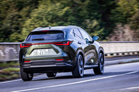 「NX250“バージョンL”」の4WDシステムは、前後駆動力配分が100：0～50：50となる電子制御スタンバイAWD。センサー情報にカメラからの情報を加え、雪道などにおける路面状態の判定精度を向上。安心感のある路面μ制御を実現しているという。