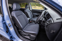 「TクロスTSIスタイル」に採用されるヒーター内蔵の「スポーツコンフォートシート」は、外装色にかかわらずコスミックブルーとチタンブラックのコンビネーション表皮で仕立てられる。運転席・助手席ともに高さ調整機構も備わっている。