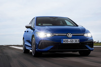 「GTI」を超えるハイパフォーマンスモデルにあたる「ゴルフR」。欧州ではすでに新型が発売済みで、最高出力320PS、最大トルク420N・mを発生する2リッターターボエンジンと、電子制御4WDシステムが採用されている。