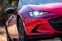 デイタイムランニングランプのポジションと形状が新しいヘッドライトユニット。バルブ式からバイLED式に変更されたターンインジケーターの発光部で、スピード感やライトウェイトスポーツカーらしさを表現したという。