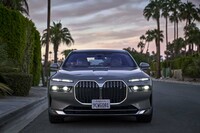 迫力のフロントマスクに寄ってみる。目元の迫力が強いためか、こちらが見慣れたためか、超大型キドニーグリルを自然に受け入れられる。