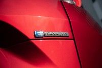 リアに備わる「e-SKYACTIV」バッジ。マイルドハイブリッドモデルとの数少ない識別点のひとつだ。