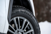 2021年に89サイズ展開で発売された「アイスガード7」は、現在145/80R13から265/35R21までの全128サイズにラインナップが拡大している。価格はオープン。