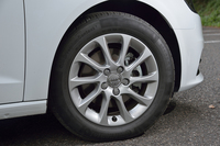 アルミホイールのサイズは、「A3スポーツバック」の中で最も小さな16インチ。他グレードは、17インチまたは18インチとなる。
    