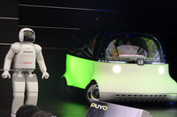 ASIMO君とコンセプトカーの「プヨ」