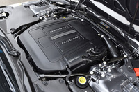 スーパーチャージャーで過給される、「ジャガーFタイプ S クーペ」（MT車）の3リッターV6エンジン。ボンネットは“前ヒンジの後ろ開き”になっている。写真は右上が車体前方で、左下がキャビン側。