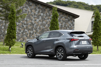 リアビュー。大きく張り出した前後フェンダーや、ドア下方のキックアップ・ラインが目を引く。
    