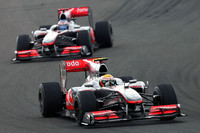 過去2戦でライバルをことごとく蹴散らしたレッドブルに、直線スピードが抜群に速いマクラーレンが食い下がった。予選でハミルトン（写真前）2位、バトン（その後ろ）は4位につけ、レッドブルに離されることなくレース中盤以降は3-4位をキープ、最大のライバル2台が自滅すると1-2フォーメーションに。ハミルトンとバトンはその後、サイド・バイ・サイドの状態から“お手本のような”激しい抜きつ抜かれつを繰り広げたが、燃料セーブのため終盤は抑えの走りでゴールを迎えた。（写真＝McLaren）