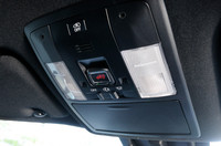 前席頭上には、「ヘルプネット」呼び出しスイッチが備わる。事故や体調悪化の際にボタンひとつで救助活動を要請できる、レクサス車共通のサービスだ。