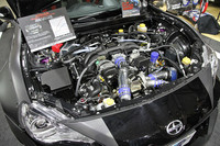 「GREDDY（トラスト）」の車検対応ボルトオンターボキットを装着した「トヨタ86」の北米仕様である「サイオンFR-S」。最高出力279.4ps/7171rpm、最大トルク30.1kgm/3800rpmをマーク、全域トルクフルで街乗りでもサーキットでも扱いやすい仕様という。今春発売予定で予価51万4500円（税込み）。