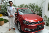 フォルクスワーゲン グループ ジャパンの庄司 茂社長と新型「ポロ」。