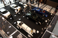 東京ミッドタウン内アトリウムには、1909年「ブリッツェン・ベンツ」（速度記録車）、1936年「アウトウニオン・タイプC」（GPレーサー）、2006年「フェラーリ575GTザガート」といった超希少車が展示されている。