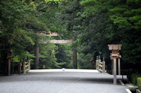 内宮（ないくう）と呼ばれる皇大神宮は、朝5時から参拝可能。日中観光客で混み合う参道も、早朝はご覧の通り。
    