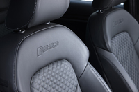 シートの背もたれには、モデル名のエンボス加工が施される。