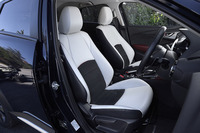 「CX-3 XDツーリング Lパッケージ」のコンビシート。パーフォレーションレザーとラックススエードが用いられている。