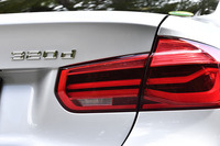 「320d」のトピックは新世代ディーゼルエンジンへの置き換え。1995ccの直4である点には変わりないが、従来のN47型から新しいB47型に変更された。