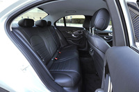 後席の様子。中央席の背もたれ部分は、左右席用のアームレストとして使用できる。