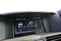 「エネルギーモニター」が車体のパワーフローを示す。写真は、EVモードで走行中のもの。