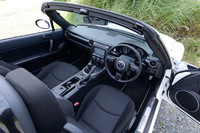 ソフトトップのシートはブラックのファブリックが標準装備。