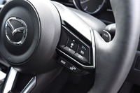 装備充実のグレード「Lパッケージ」には、30～100km/hの車速で利用できる「マツダ・レーダー・クルーズ・コントロール」が標準装備される。