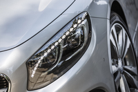 片側で47個のスワロフスキークリスタルを使用するLEDヘッドランプがオプションで用意される。