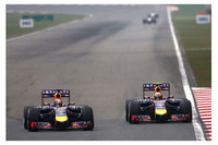 雨の予選でダニエル・リカルド2位、セバスチャン・ベッテル3位と上位につけたレッドブル。スタートで2位に上がったベッテルだったが、この日もリカルドの方がペースで上回り、チャンピオンは2戦連続でチームメイトの後塵（こうじん）を拝することに。リカルド4位、ベッテル5位でチェッカードフラッグを受けた。
    なおFIA（国際自動車連盟）は4月15日、開幕戦オーストラリアGPを2位でゴールするも燃料流入量の違反で失格に終わったリカルドの裁定を支持すると発表。不服を申し立てていたレッドブルはこの決定を受け入れたことで、リカルドの失格が正式に確定した。（Photo=Red Bull Racing）
    