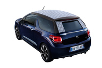 「DS 3カブリオ」では、リアガラスまわりのキャンバスもルーフカラーと同色となった。（写真のルーフカラーは「DSモノグラム」）。