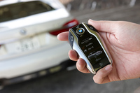 ドアの施錠・解錠や、エアコンの温度調整などが可能なディスプレイ付きのリモコンキー。今回は試せなかったが、「リモート・コントロール・パーキング」もこのキーで操作する。