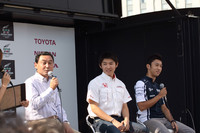 メインステージで行われた、中嶋父子によるスペシャルトークショー。左から日本初のF1レギュラードライバーである中嶋悟、イギリスF3参戦中の中嶋大祐、そしてウィリアムズF1チームのレギュラードライバーである中嶋一貴。3人に共通の趣味は「ゴルフとドライブ」で、「家ではレースの話はほとんどしない」とのこと。