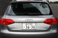 新型A4のラゲッジカバーは、かがまなくても引き出しやすいように、上側にスライドする工夫がされている。
	写真をクリックするとシートが倒れるさまが見られます。