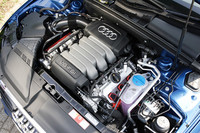 3.2リッターV6ガソリン直噴（265ps/6500rpm、33.7kgm/3000-5000rpm）はティプトロニック（6AT）と組み合わされる。いっぽう1.8リッター直4ガソリン直噴＋ターボ（160ps/4500-6200rpm、25.5kgm/1500-4500rpm）はマルチトロニック（CVT）とコンビを組む。