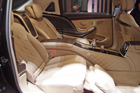 「メルセデス・マイバッハS550」の後席（ファーストクラスパッケージ装着車）。左右独立2座となり、クーリングボックスやシャンパングラスなどが用意される。