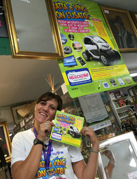 2016年9月現在、イタリアのリサイクルショップチェーン「イル・メルカティーノ」が展開しているキャンペーン。特賞の電気自動車「ルノー・トゥイジー」で、エコな雰囲気を盛り上げる。