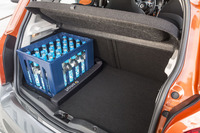 「フォーフォー」のラゲッジルーム容量は185～975リッター（VDA方式）。ハッチゲートは「フォーツー」とは異なり、より一般的な上ヒンジ式となる。