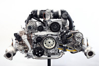 新世代フラット6。可変バルブタイミング＆リフト機構「バリオカムプラス」の採用をはじめ、直噴システムの最適化、オンデマンド式のオイルポンプの採用、フリクション低減などにより、さらなる高効率化が図られた。エンジンそのものも約10kg軽くなった。