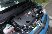 「フィアット500」でおなじみの0.9リッター2気筒ターボエンジン「ツインエア」。もちろん、アイドリングストップ付きだ。