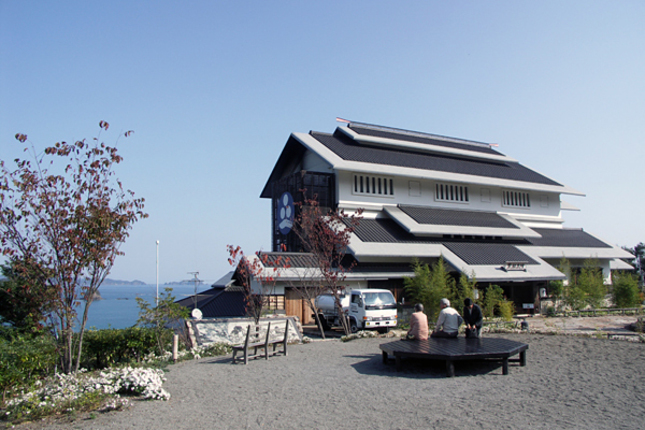 中土佐町の海が見える湯宿「黒潮本陣」。となりの「黒潮工房」が第一の目的地。