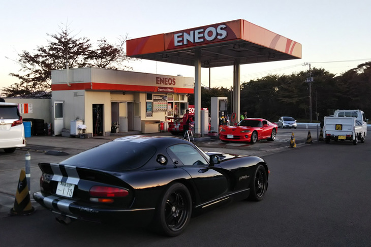 AUTO-Xの帰り、富士スピードウェイのガソリンスタンドで給油を待つ「バイパー」の図。維持費でなにがすごいって、なんだかんだ言ってやっぱりガソリン代だと思う。あとは税金。