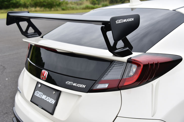 大きなリアウイング。単体でも購入可能だが、無限では、前後のエアロバンパーやディフューザーなどとのセット装着を推奨している。