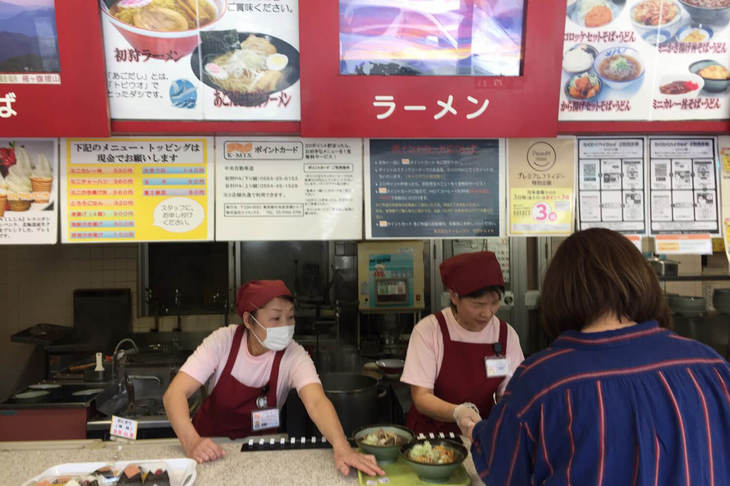 初狩PA（下り）のフードコーナーには昭和っぽい食堂のような風情がある。