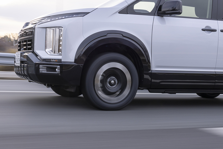 天然のパインレジンをベースとしたコンパウンドはオールシーズンタイヤ専用の配合。路面状況や季節を問わず優れたグリップ力を発揮する。