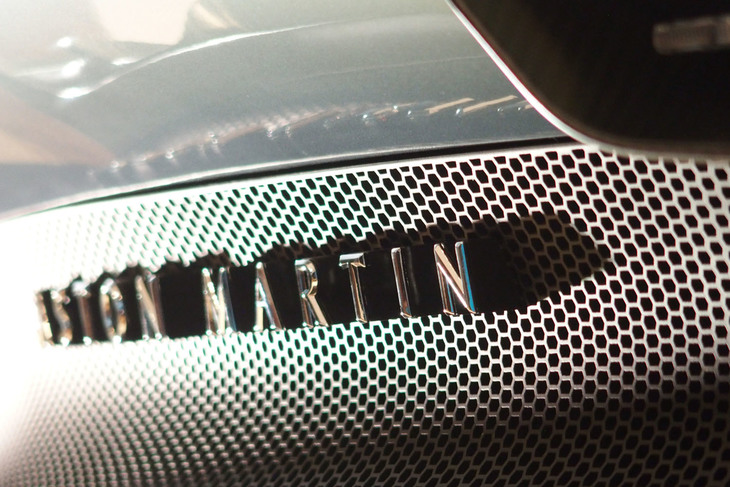 アストンマーティン・ヴァルハラ（リアエンブレム）